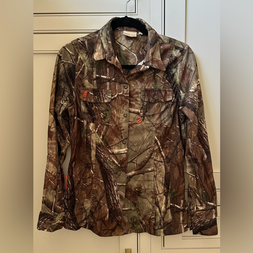 Women’s small Camouflage snap closure shirt